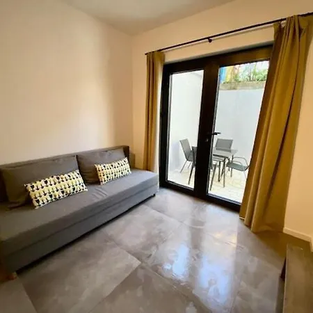 Newly Renovated Next To Marina *