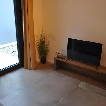 Newly Renovated Next To Marina 아파트 *